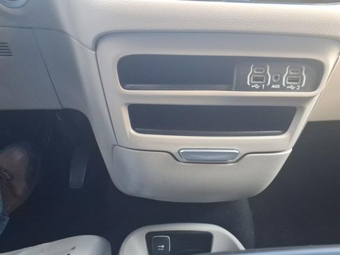 Used 2024 Chrysler Pacifica Touring-L image 20