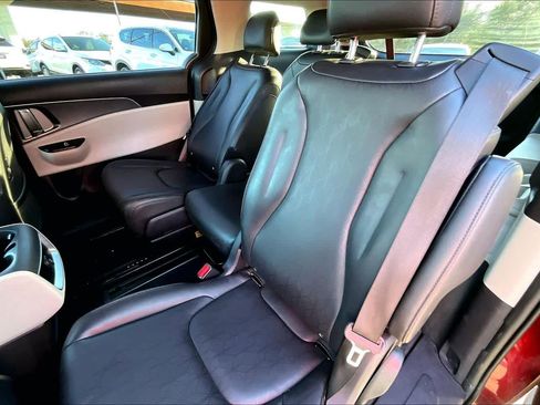 Used 2024 Kia Carnival LX image 19