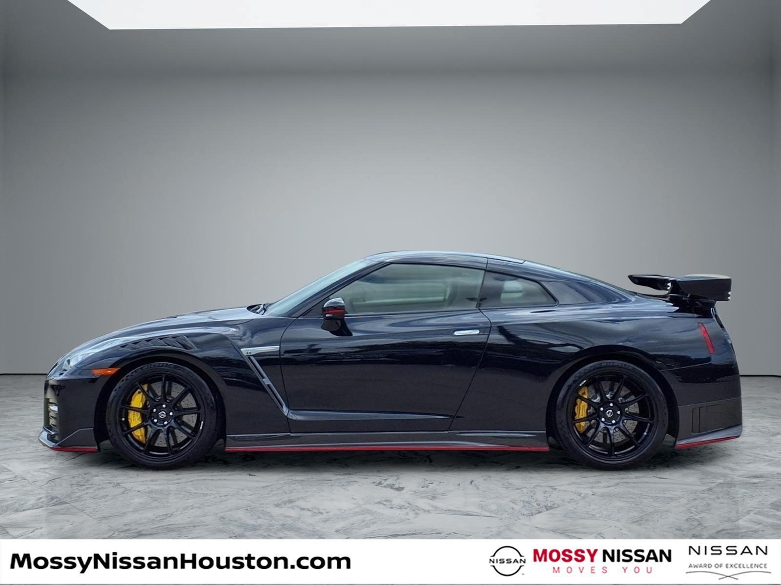 Used 2020 Nissan GT-R NISMO AWD/4WD image 5