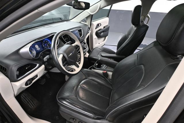 Used 2018 Chrysler Pacifica Limited FWD image 17