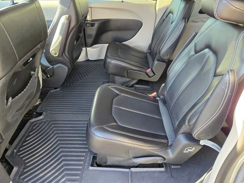 Used 2023 Chrysler Pacifica Touring-L image 11