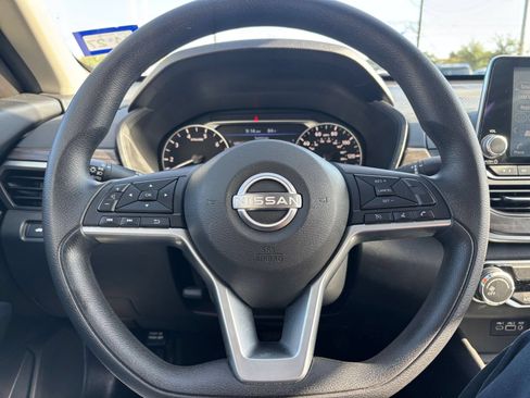 Used 2025 Nissan Altima 2.5 SV FWD image 27