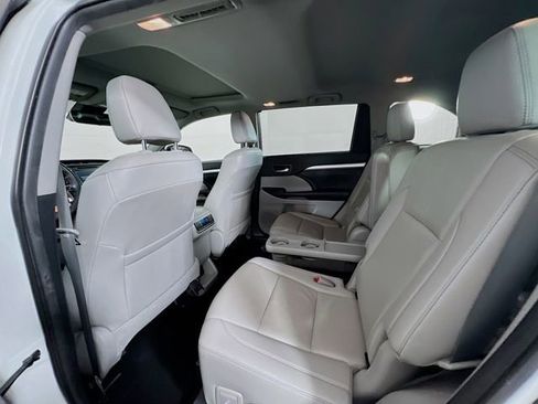 Used 2019 Toyota Highlander XLE image 23