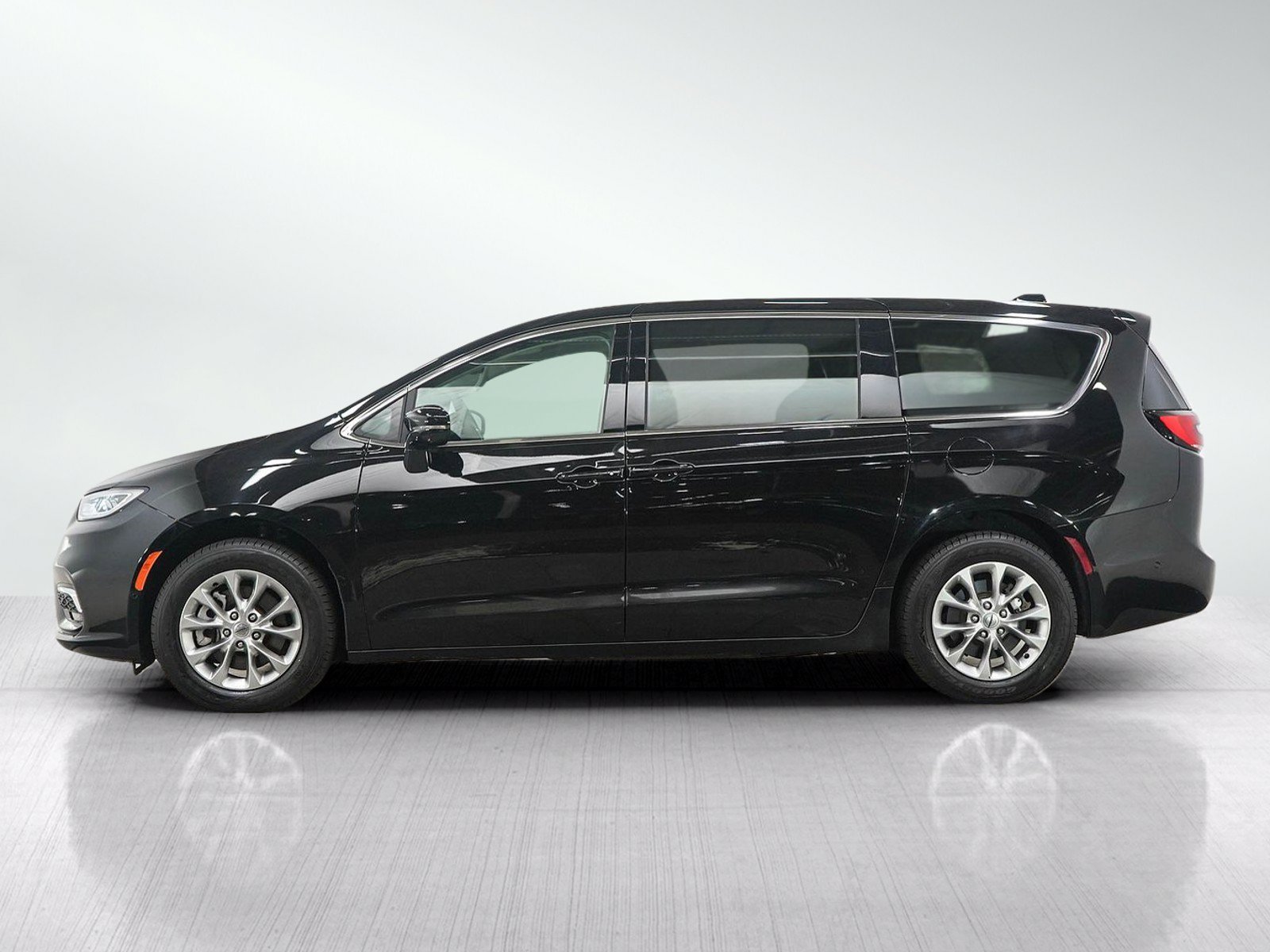 Used 2024 Chrysler Pacifica Touring-L AWD/4WD image 2