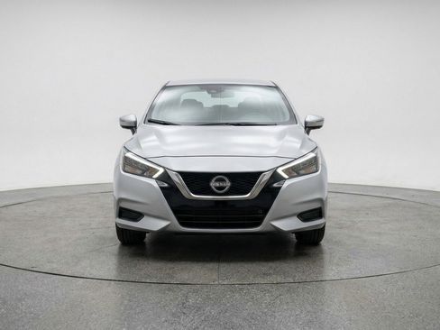 Used 2025 Nissan Versa SV image 2