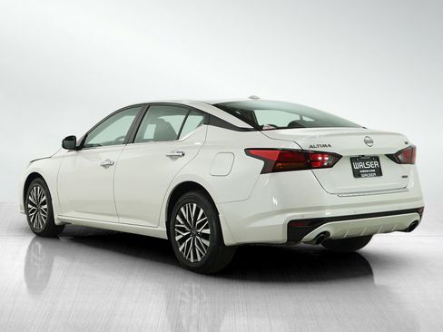 Used 2023 Nissan Altima 2.5 SV w/ SV Premium Package image 3
