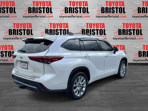 Used 2021 Toyota Highlander Limited image 3