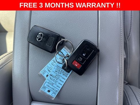 Used 2017 Toyota Highlander Limited w/ Carpet Mat Package AWD/4WD image 37