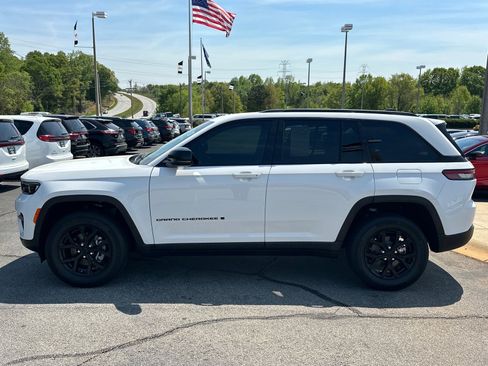 Used 2025 Jeep Grand Cherokee Altitude image 5