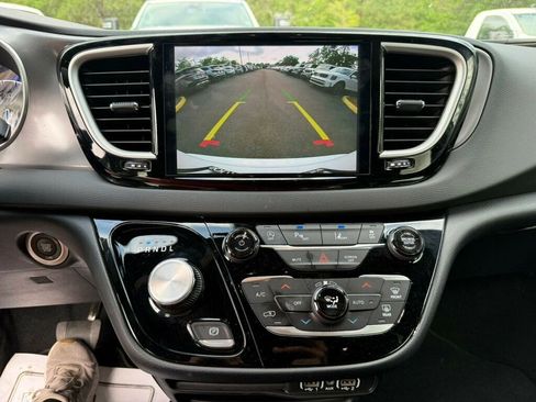 Used 2025 Chrysler Pacifica Select FWD image 6