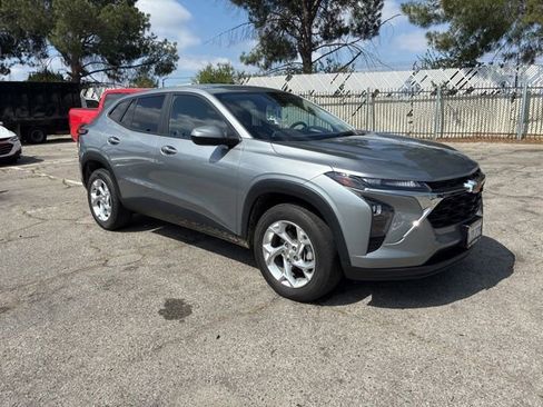 Used 2024 Chevrolet Trax LS w/ LS Convenience Package FWD image 2
