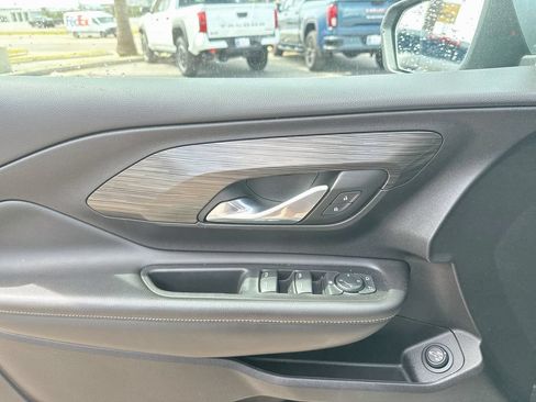 Used 2024 GMC Terrain SLE w/ Driver Convenience Package FWD image 9