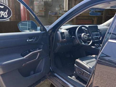 Used 2025 Nissan Pathfinder Platinum AWD/4WD image 17