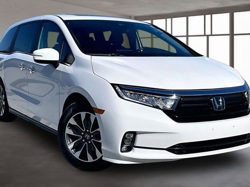Certified 2024 Honda Odyssey EX-L image 3