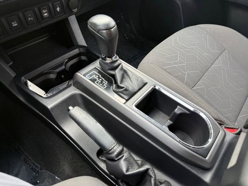 Used 2017 Toyota Tacoma TRD Sport AWD/4WD image 30