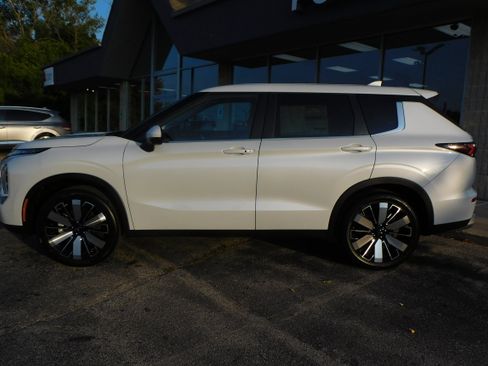 New 2025 Mitsubishi Outlander SE image 2