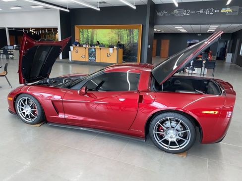 Used 2009 Chevrolet Corvette Coupe w/ Z51 Performance Package RWD image 23