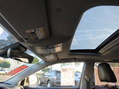 Used 2019 Toyota Highlander SE image 35