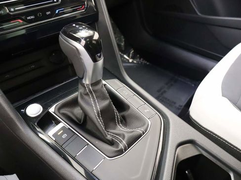 Used 2025 Volkswagen Taos SE w/ Panoramic Sunroof Package image 10