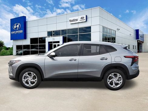 Used 2025 Chevrolet Trax LS w/ LS Convenience Package FWD image 8