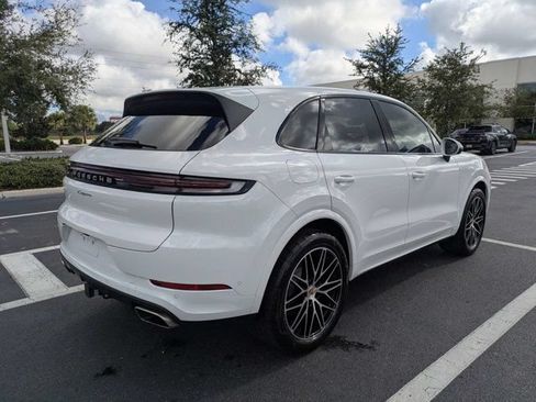 Used 2025 Porsche Cayenne AWD/4WD image 3