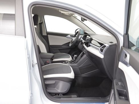 New 2026 Volkswagen Taos SE image 17