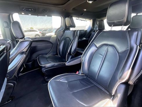 Used 2022 Chrysler Pacifica Limited w/ Uconnect Theater Family Group FWD image 21