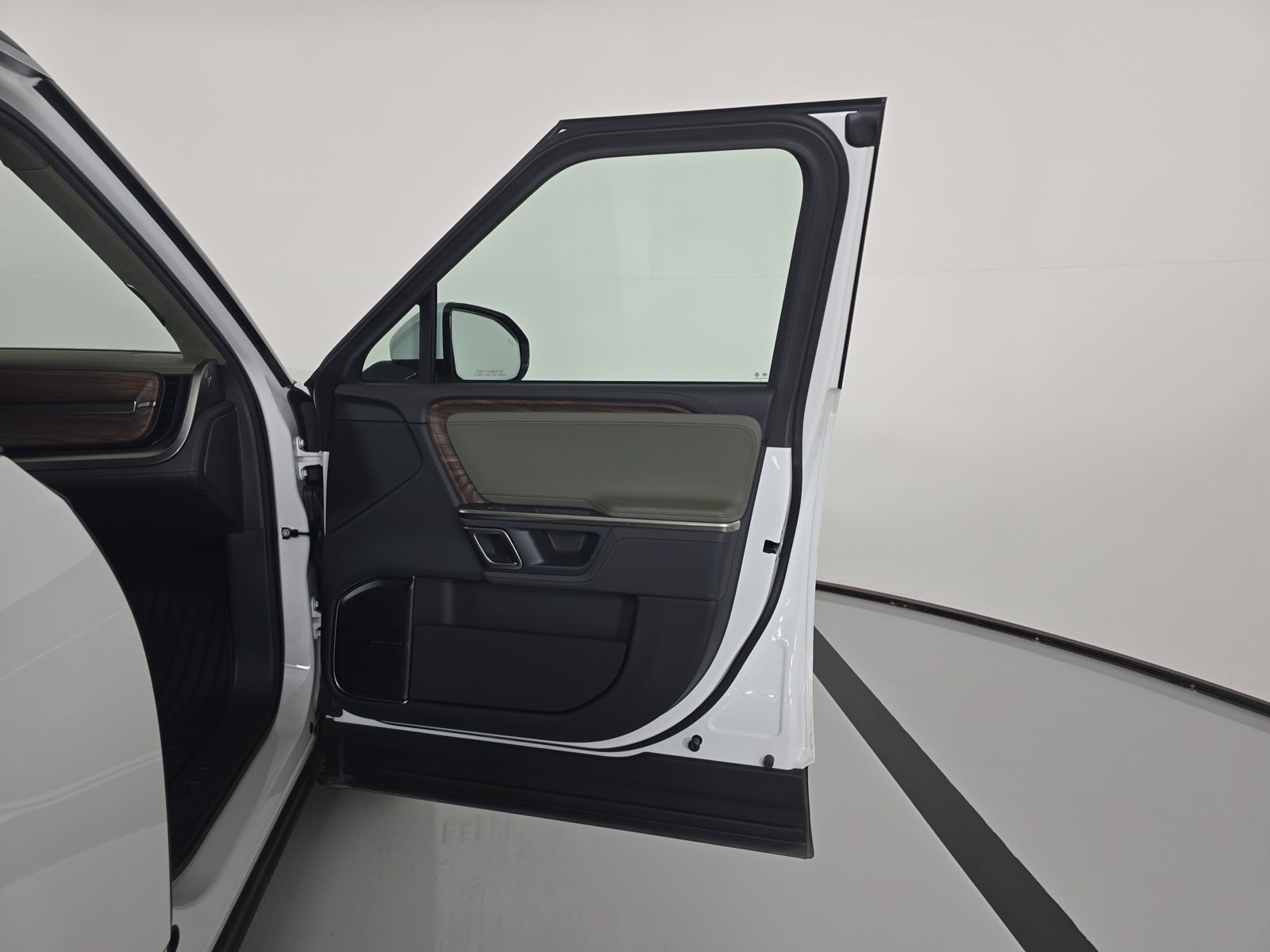 Used 2022 Rivian R1S Launch Edition Quad AWD/4WD image 19