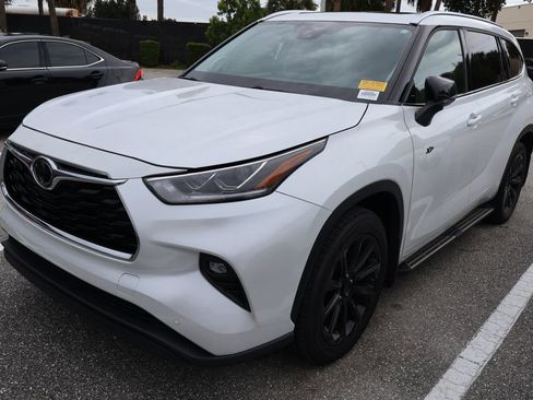Used 2024 Toyota Highlander Limited FWD image 2