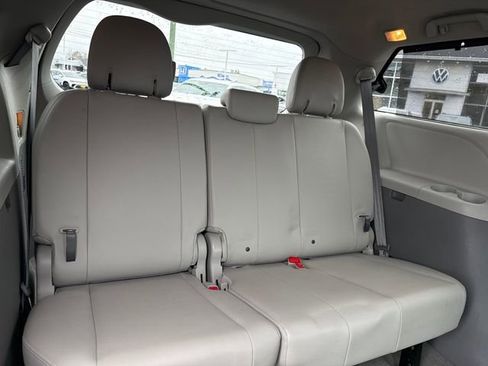 Used 2013 Toyota Sienna XLE image 10