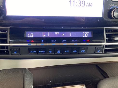 Used 2021 Toyota Sienna XLE AWD/4WD image 5