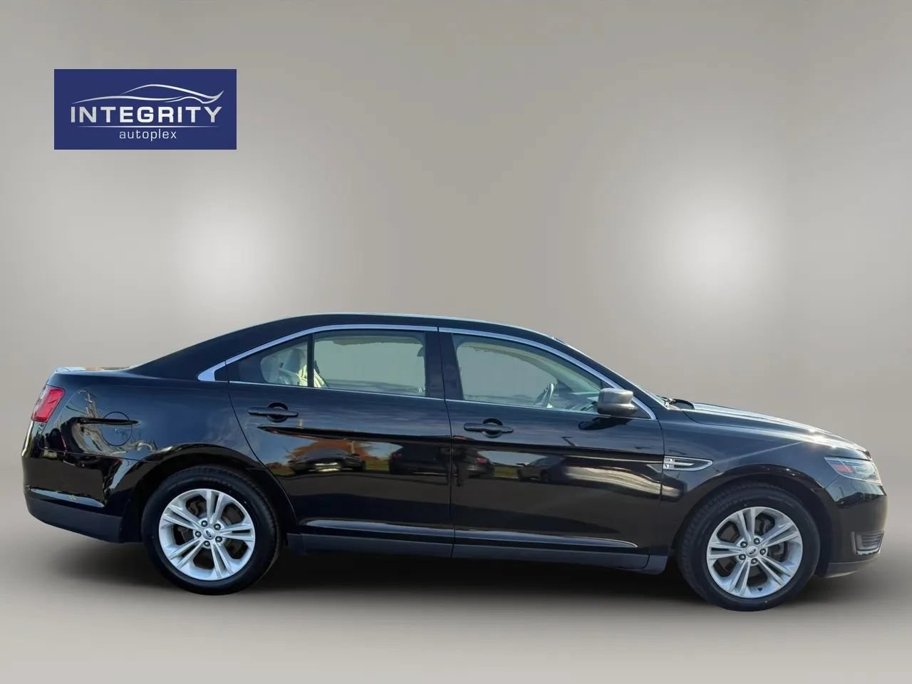 Used 2018 Ford Taurus SE FWD image 6