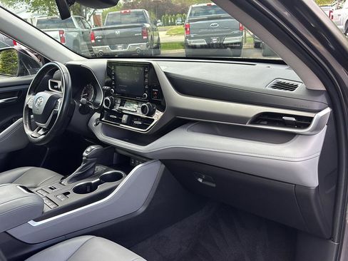 Used 2022 Toyota Highlander XLE AWD/4WD image 17