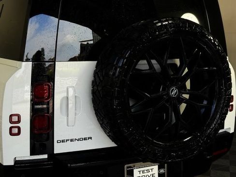 Used 2025 Land Rover Defender 130 X-Dynamic SE AWD/4WD image 16