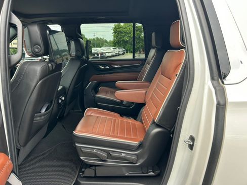 Used 2024 GMC Yukon XL Denali Ultimate AWD/4WD image 18