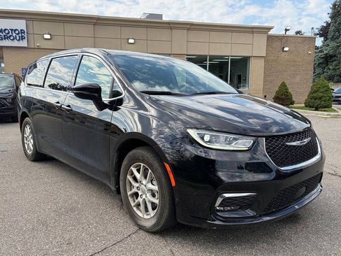 Used 2025 Chrysler Pacifica Select FWD image 3