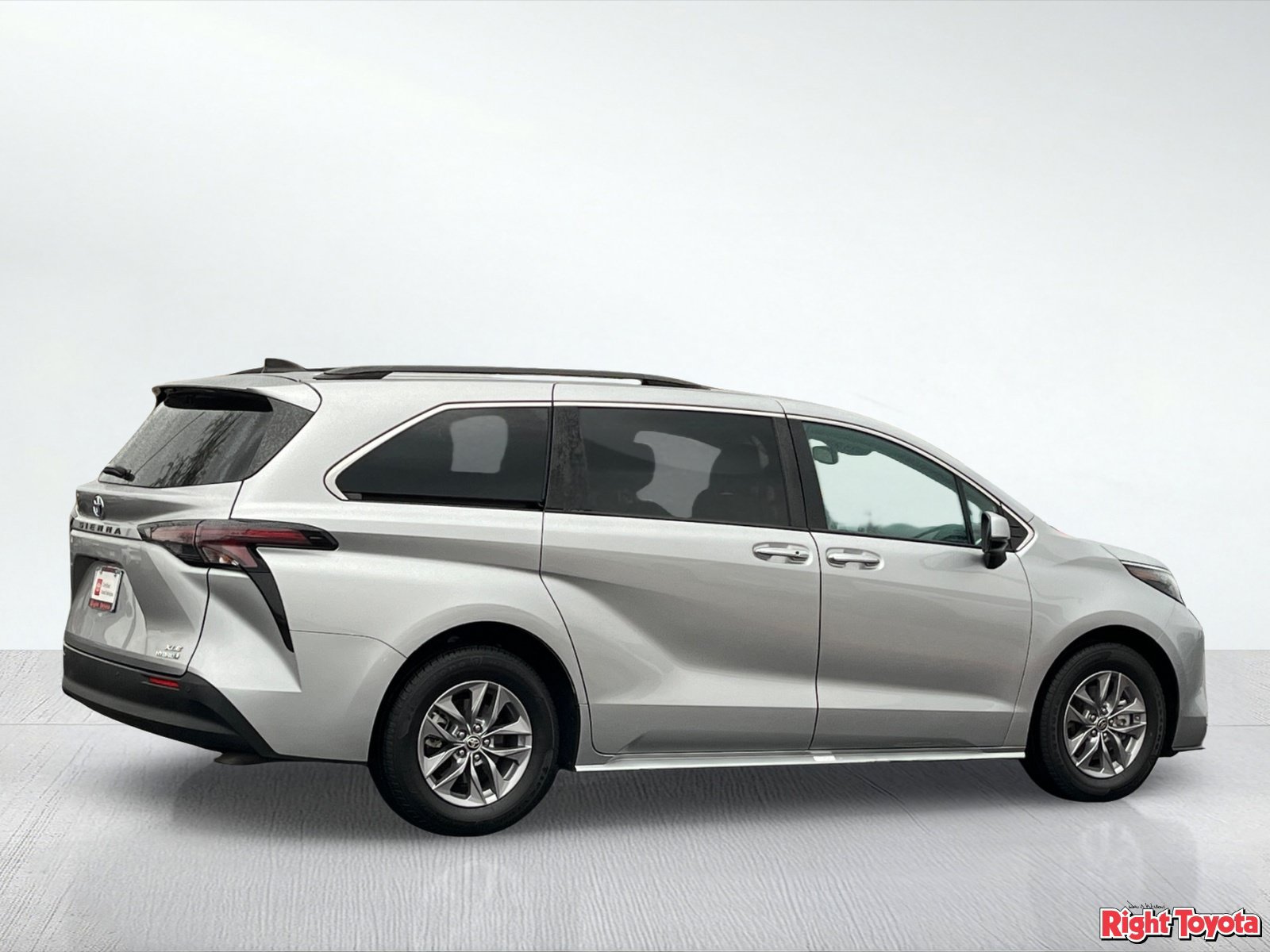 Certified 2024 Toyota Sienna XLE FWD image 7