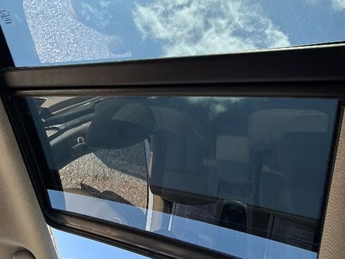 Used 2015 Nissan Rogue SL w/ SL Premium Package FWD image 16