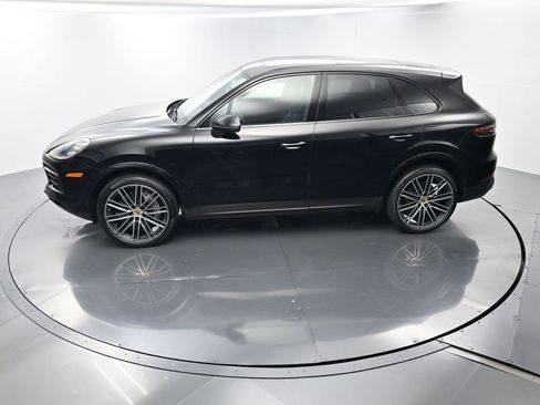 Certified 2022 Porsche Cayenne Platinum Edition image 36