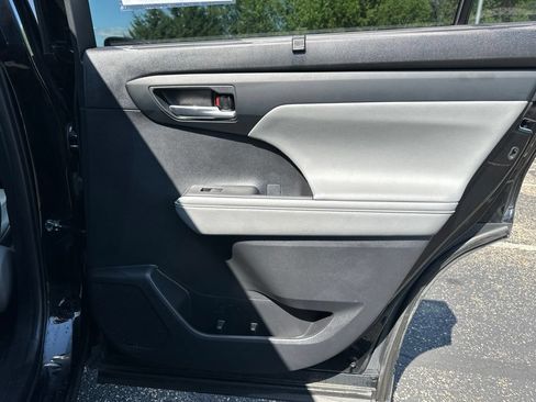 Used 2024 Toyota Highlander XLE FWD image 28