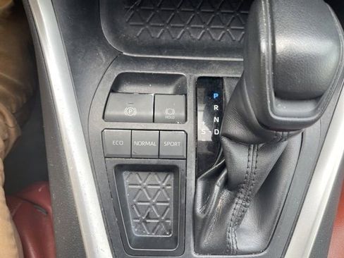 Used 2020 Toyota RAV4 XLE w/ Convenience Package FWD image 26