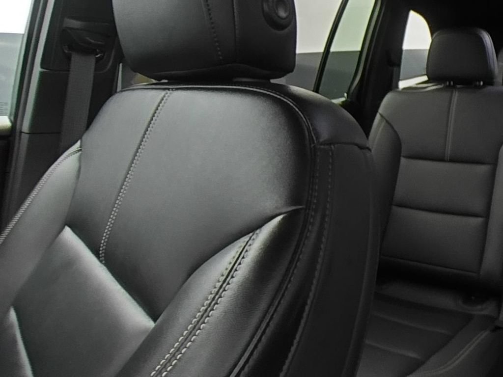 Certified 2026 GMC Acadia Elevation w/ Elevation Premium Package FWD image 12
