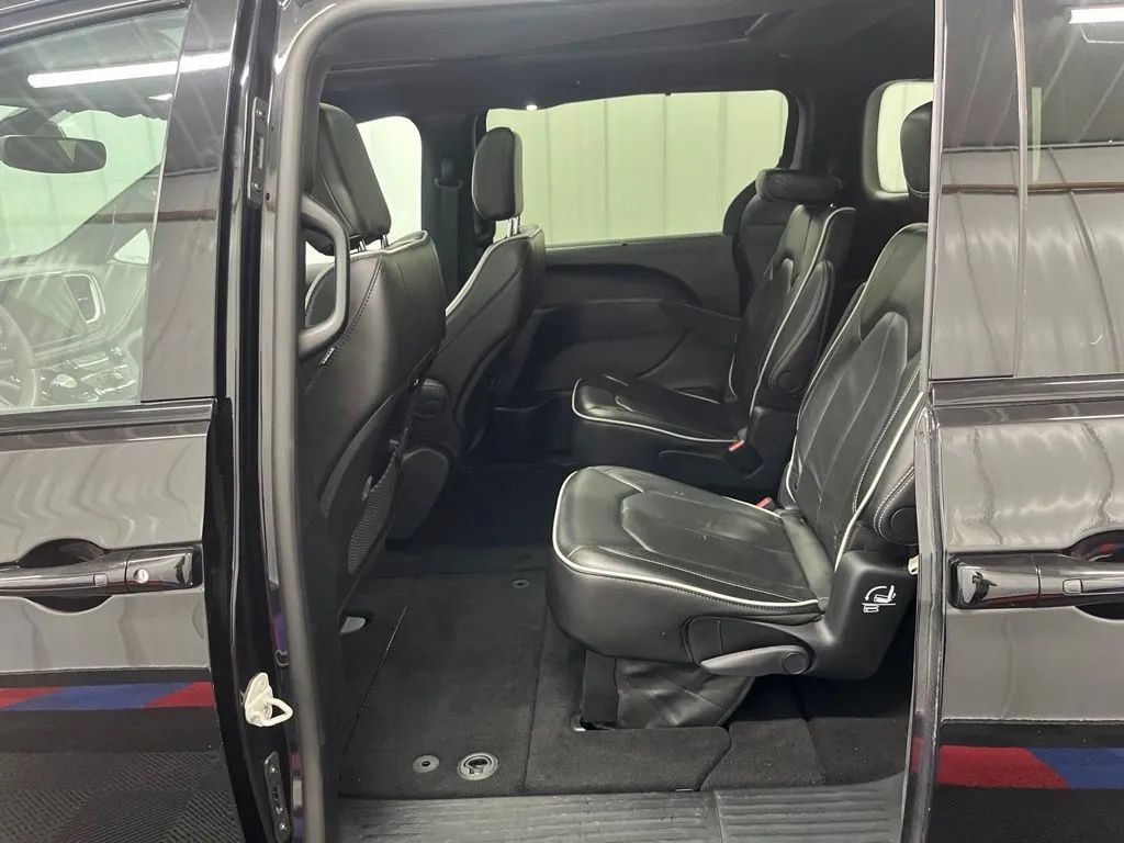 Used 2025 Chrysler Pacifica Limited FWD image 15