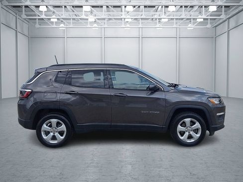 Used 2020 Jeep Compass Latitude w/ Cold Weather Group AWD/4WD image 9