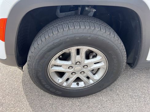 Used 2023 Jeep Grand Cherokee Laredo image 13