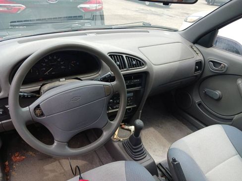 Used 2000 Chevrolet Metro Hatchback FWD image 6