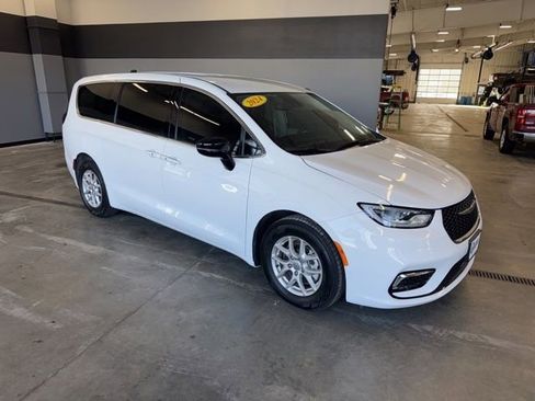 Certified 2024 Chrysler Pacifica Touring-L FWD image 2