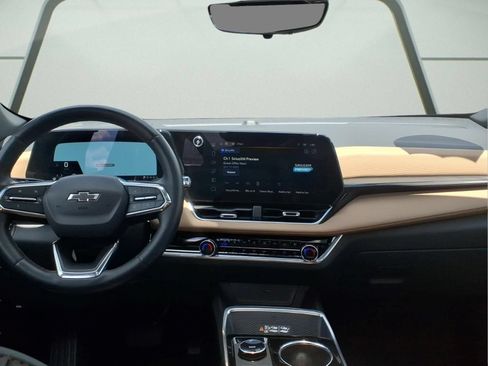 Used 2025 Chevrolet Equinox ACTIV w/ Safety and Technology Package AWD/4WD image 11