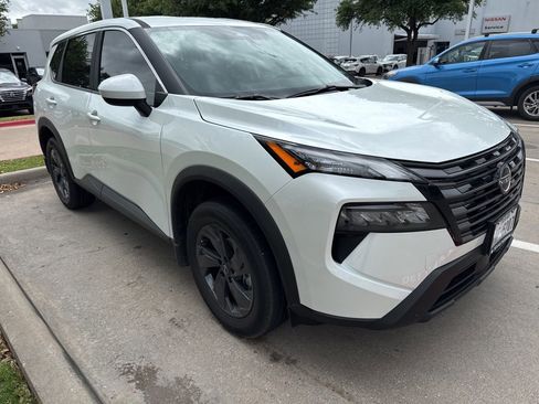 Used 2026 Nissan Rogue SV image 2