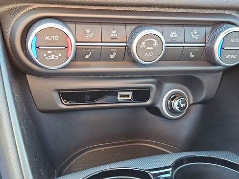 Used 2024 Alfa Romeo Giulia image 19